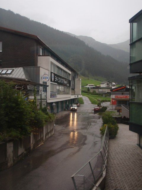 Encore un départ sous la pluie.