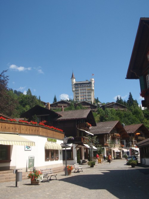 C’est peut-être là haut, cette petite demeure, la résidence secondaire de  Johnny.